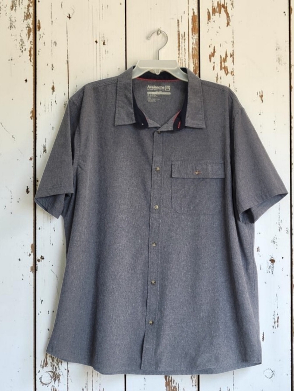 Avalanche Size - XL Men's Short Sleeve  Charcoal Button Down Shirt EUC